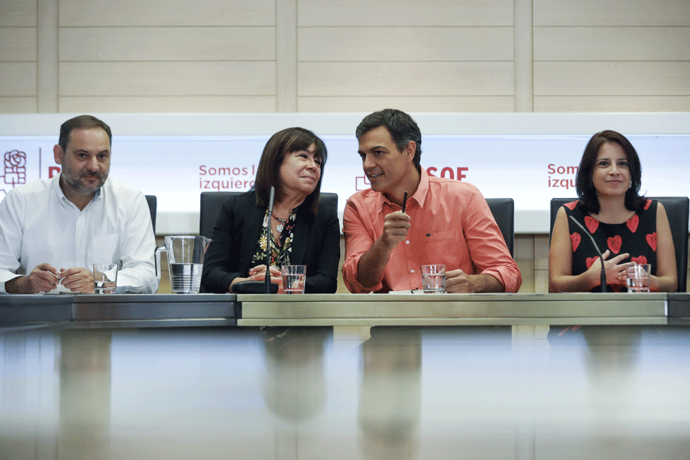 Pedro Sánchez, acompañado por los miembros de la ejecutiva José Luis Ábalos, Cristina Narbona y Adriana Lastra al inicio de la reunión de la Comisión Permanente del partido celebrada hoy en Ferraz. EFE