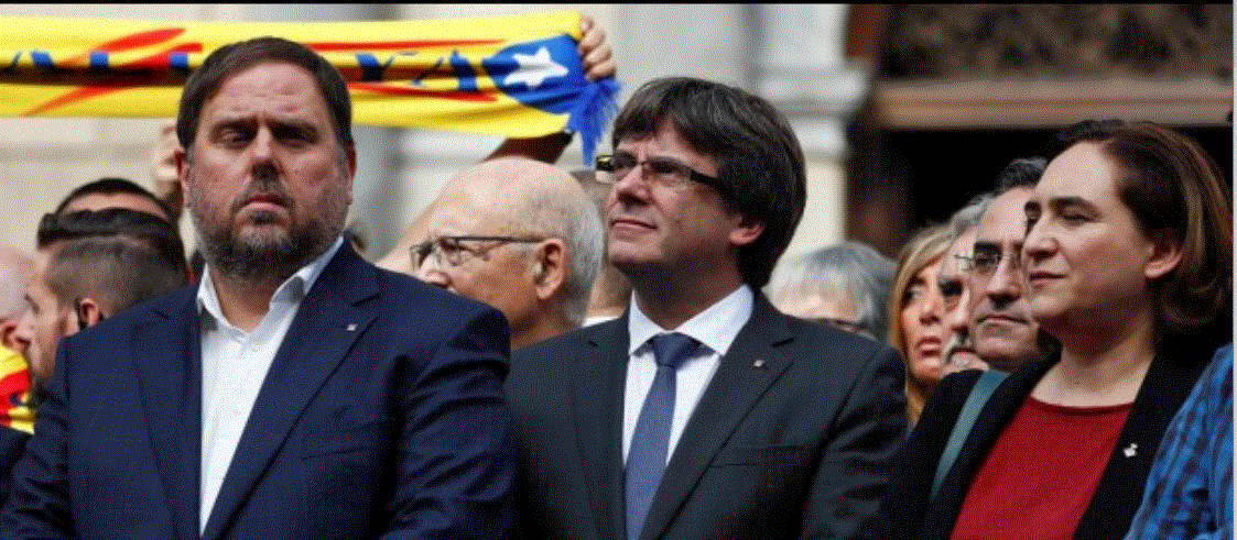 El vicepresident de la Generalitat, Oriol Junqueras, el president, Carles Puigdemont, i l'alcaldessa de Barcelona, Ada Colau, en una concentració a la Plaça de Sant Jaume, en protesta por l'actuació policial durant l'1-O. REUTERS/Juan Medina