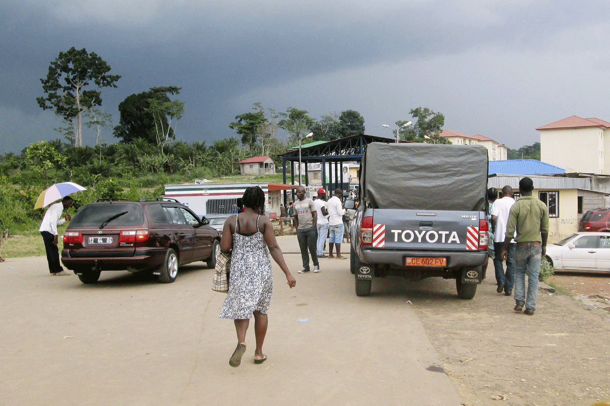 La gente espera para cruzar la frontera con Guinea Ecuatorial en coche y a pie en Kye-Ossi, Camerún, 23 de mayo de 2015.