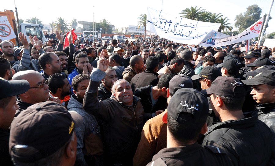 Protestas en Túnez reclamando oportunidades laborales.- REUTERS