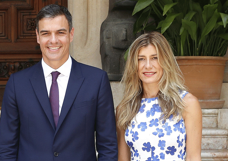 Pedro Sánchez, y su esposa Begoña Gómez, en el Palacio de Marivent. EFE