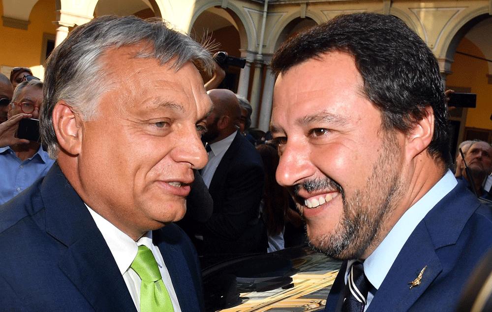 El ministro italiano del Interior, Matteo Salvini, recibe al primer ministro húngaro, Viktor Orban, antes de su encuentro en la Prefectura de Milán. EFE