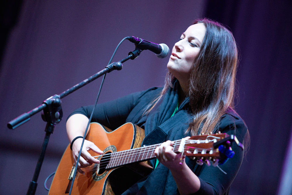 Lucía Sócam, cantautora andaluza y activista por la Memoria, durante un concierto.