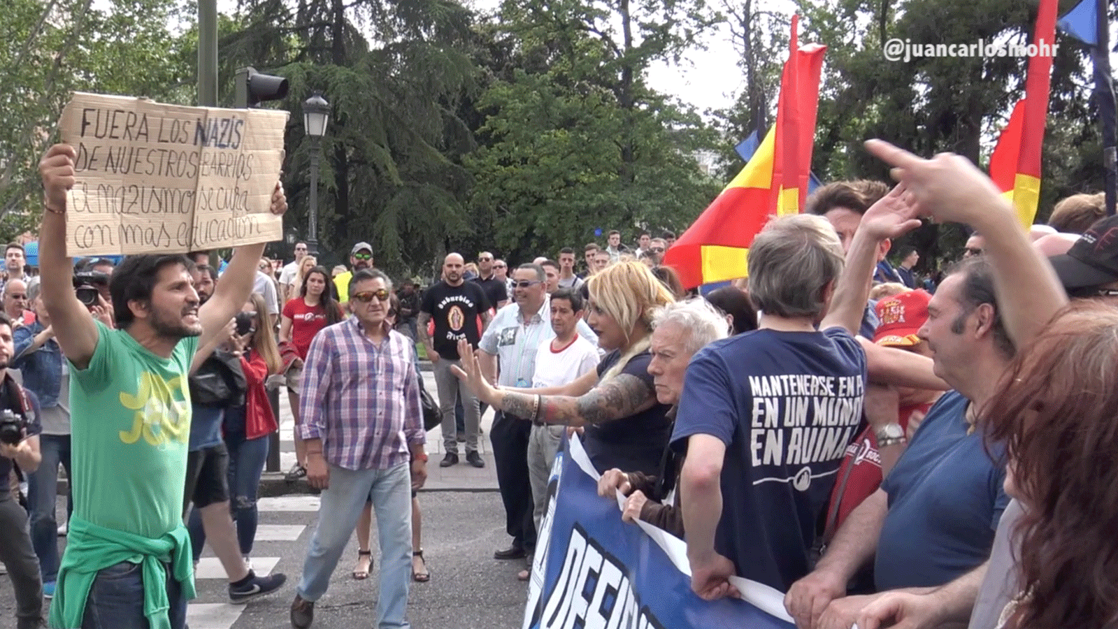 Un joven inmigrante hace frente a los convocados por la plataforma neonazi.