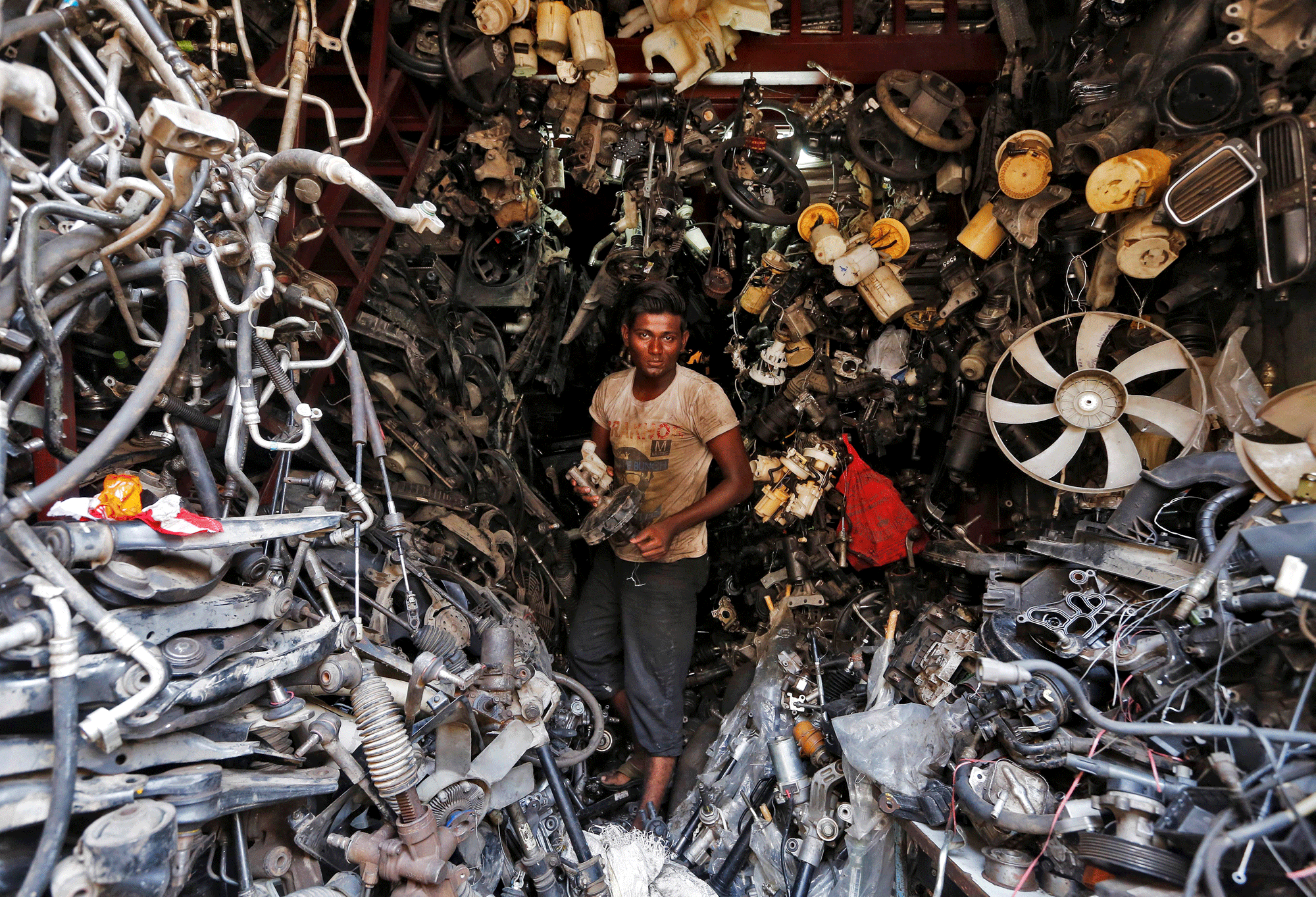 Un chatarrero en su tienda de segunda manos. Mumbai, India. REUTERS/Shailesh Andrade