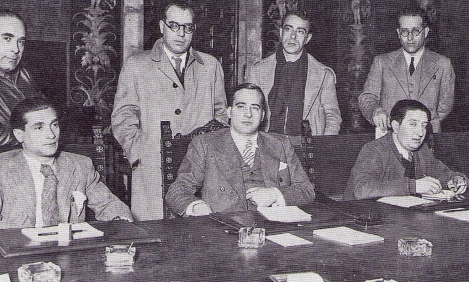 Joaquín Ascaso (sentado, izquierda), presidente del Consejo de Aragón, en  una reunión con en Barcelona con Josep Tarradellas (centro).