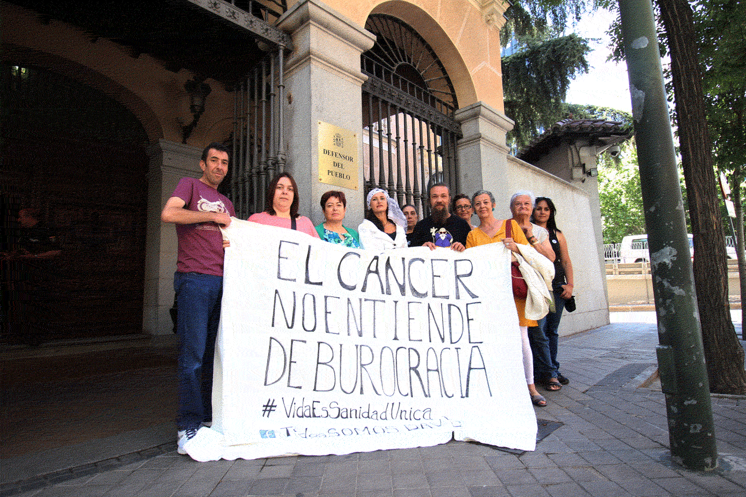 Foto de la reunión en la sede del Defensor del Pueblo a la que han asistido, por parte de la Institución, Soledad Becerril, la Adjunta Segunda, Concepció Ferrer, y el técnico jefe del Área de Sanidad y Política Social, Bartolomé José Martín