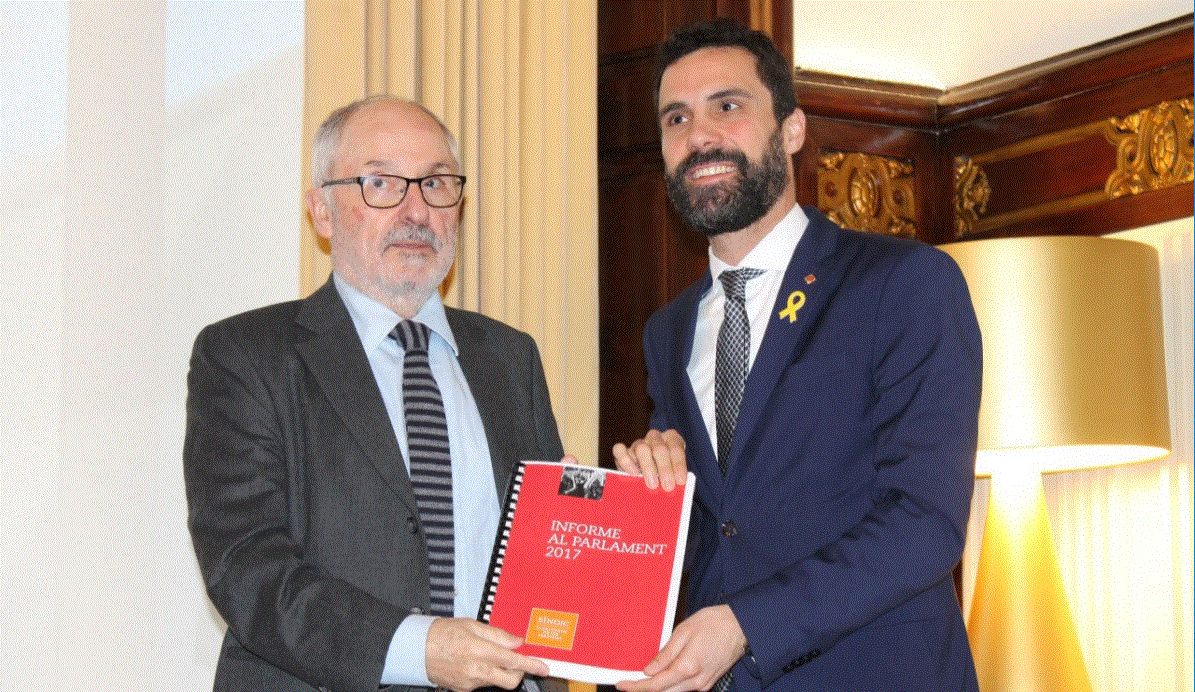 El Síndic de Greuges, Rafael Ribó, en l'acte de lliurament de l'informe 2017 al president del Parlament, Roger Torrent / Parlament de Catalunya