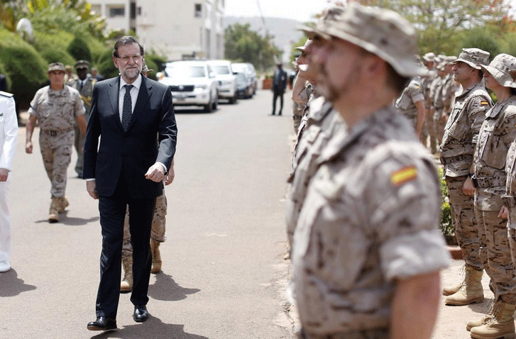 Rajoy agradece su presencia a los militares de Mali. EFE