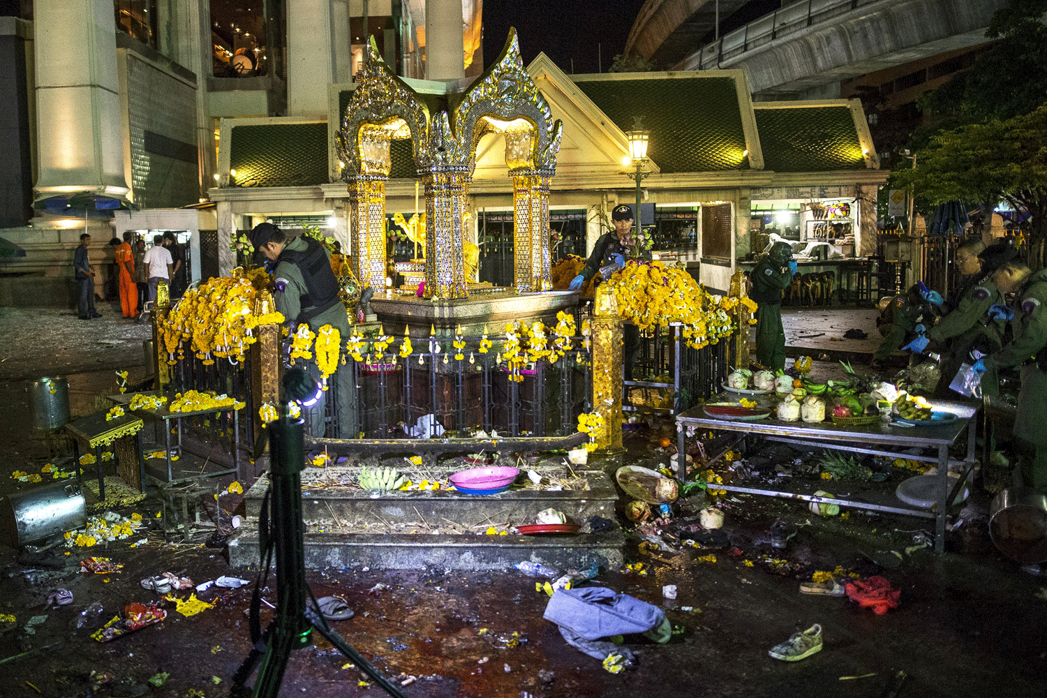 La sangre y las pertenencias personales de las víctimas son analizados por los expertos como pruebas de la investigación del santuario de Erawan, el sitio de la explosión mortal en el centro de Bangkok. REUTERS