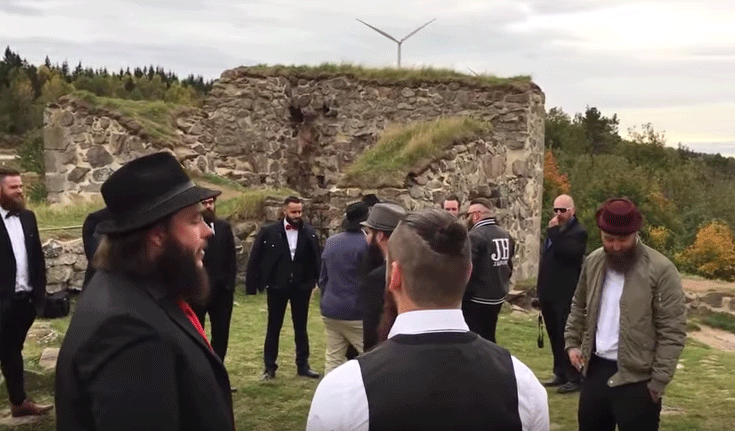 Miembros de Villanos Barbudos (Bearded Villains) mientras se hacen una foto. La reunión fue interrumpida por la Policía sueca al confundirlos con yihadistas.