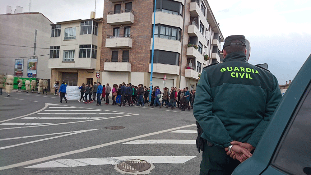 Cientos de personas denuncian la “presencia asfixiante” de la Guardia Civil en Alsasua. DANILO ALBIN