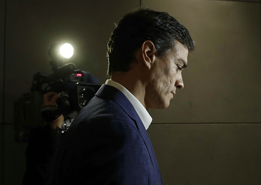 El ya exdiputado Pedro Sánchez durante su comparecencia ante la prensa.- EFE