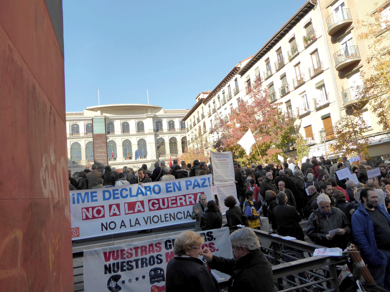 Miles de personas claman en Madrid contra los bombardeos en Siria./J.T