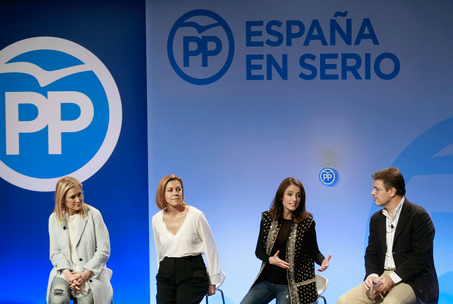 La presidenta de la Comunidad de Madrid, Cristina Cifuentes; la secretaria general del PP, María Dolores de Cospedal; la vicesecretaria de Estudios del partido, Andrea Levy, y el ministro de Justicia, Rafael Catalá, durante la presentación 