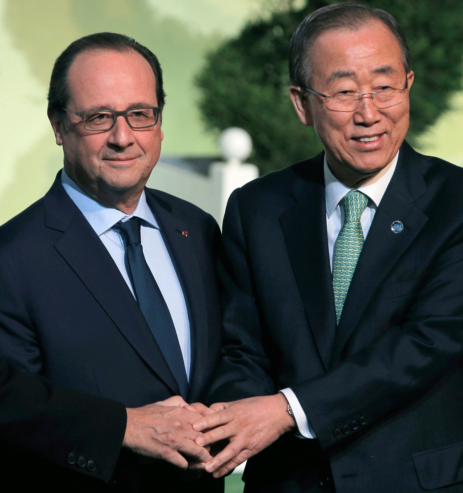 El presidente galo, François Hollande, recibe al secretario general de la ONU, Ban Ki-moon, a su llegada a la cumbre sobre cambio climático COP21. EFE