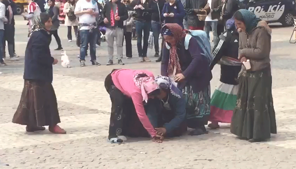 Captura del vídeo en el que las mujeres recogen del suelo las monedes que les lanzaban los hinchas.