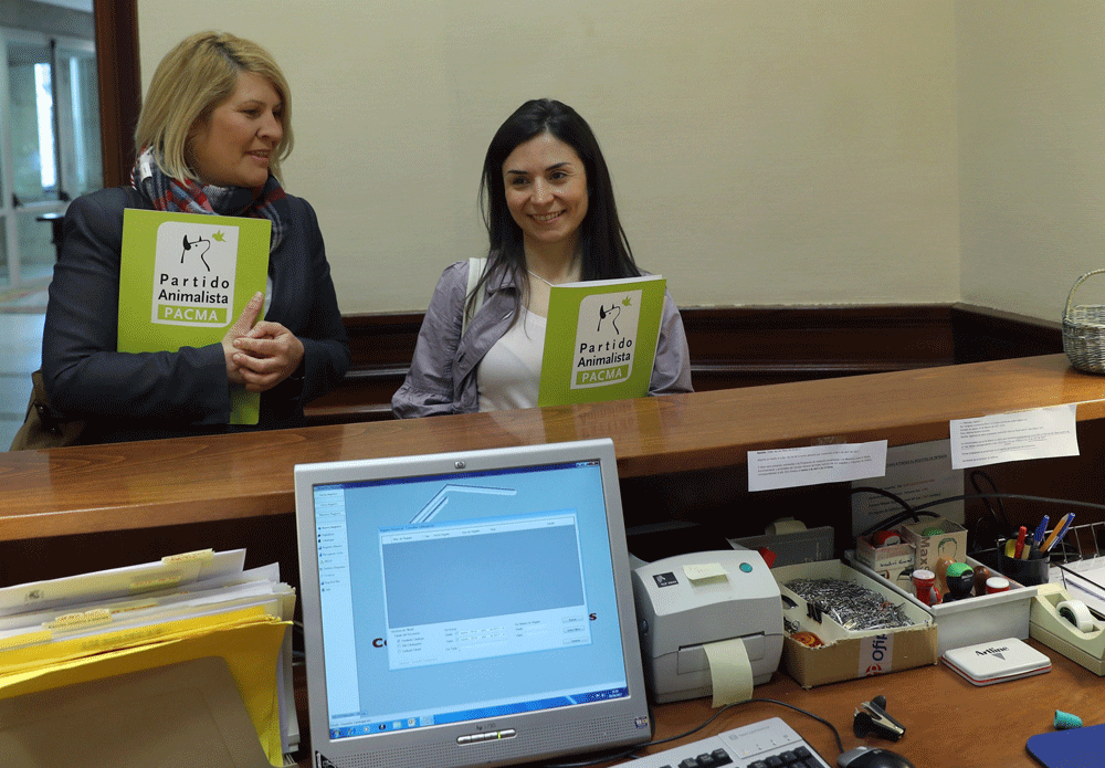 La presidenta del Partido Animalista, Silvia Barquero, junto a la portavoz de la formación, Laura Duarte, entregan en el Congreso la propuesta dirigida a todos los partidos políticos. EFE