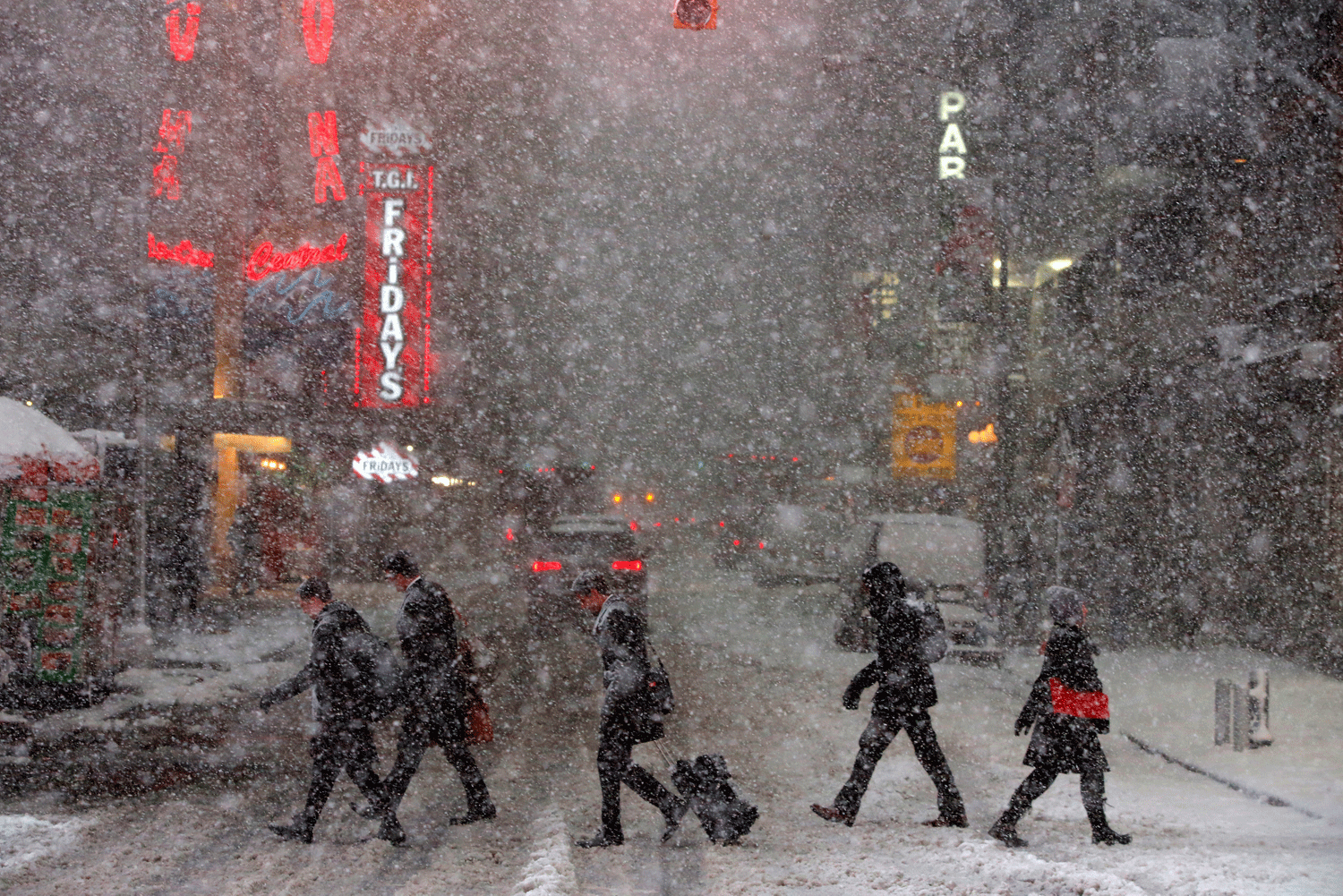 Unos peatones caminan por Times Square. REUTERS/Andrew Kelly