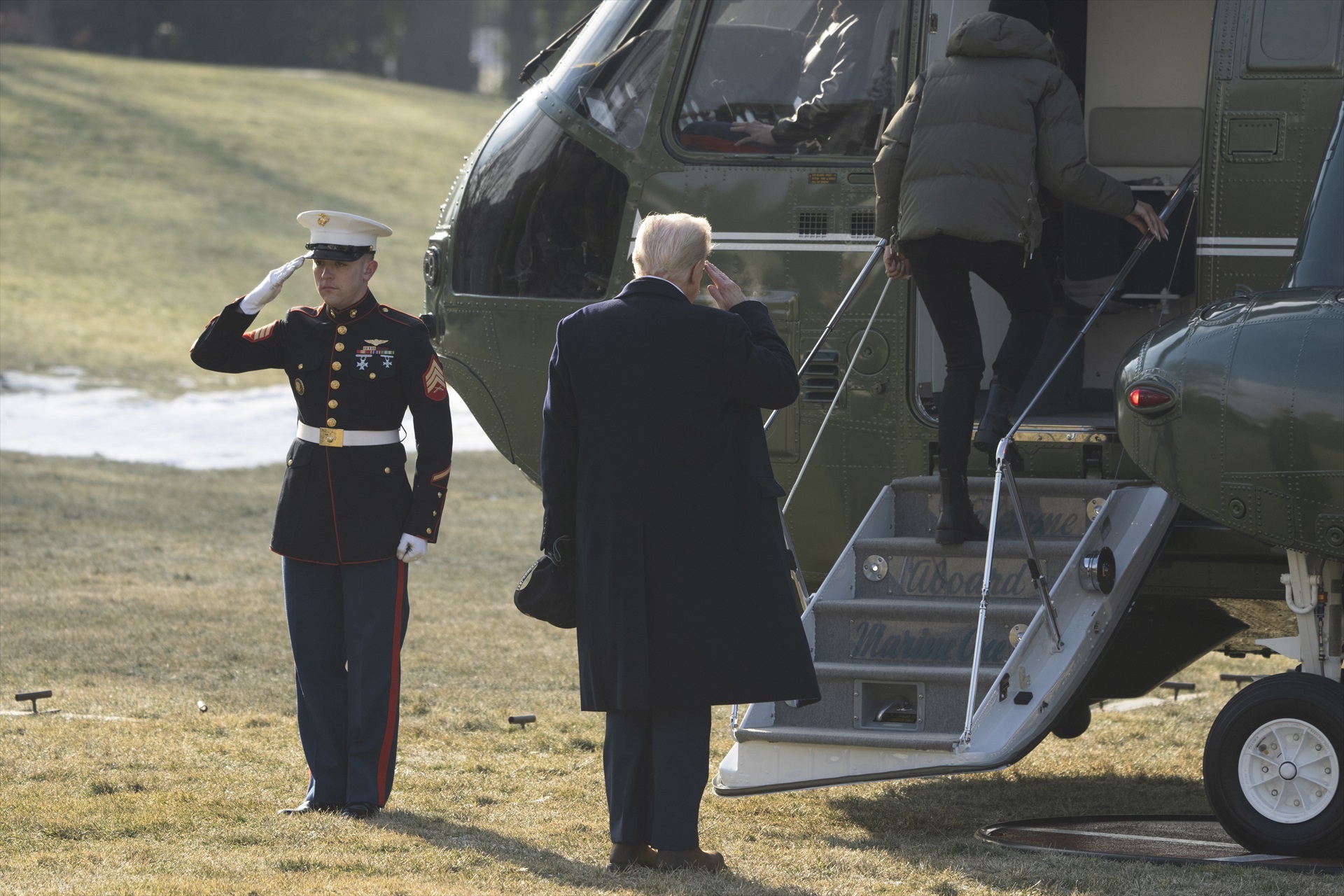 Trump firma órdenes para excluir a las personas trans del Ejército y ...