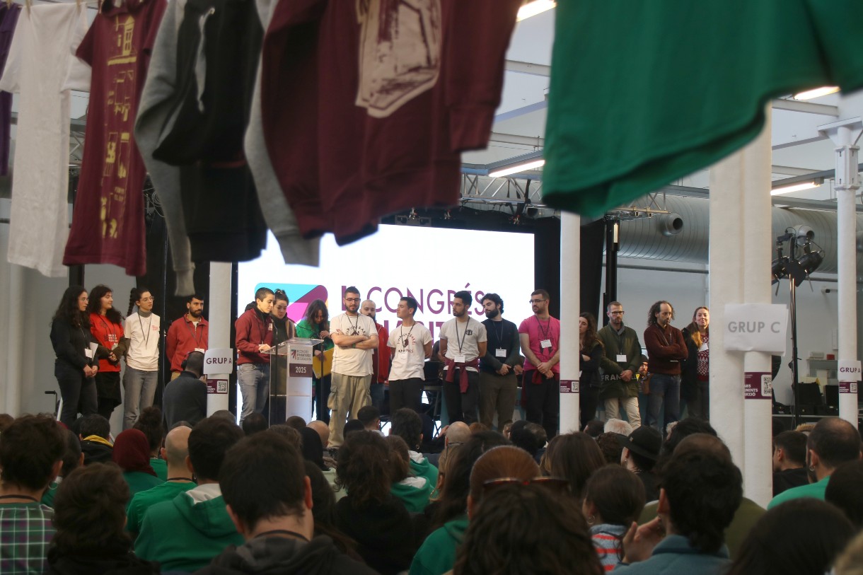 Un grupo de delegadas en el escenario del Congreso